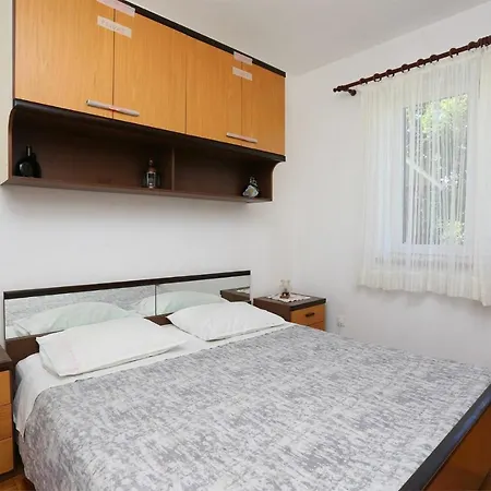 Apartment In 16869 *